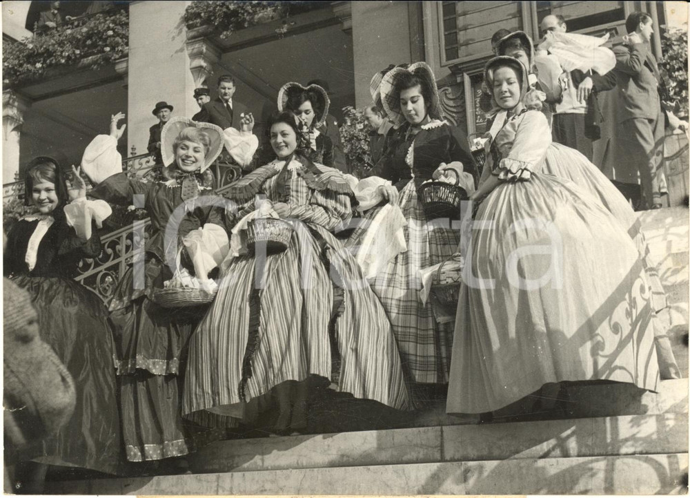 1957 PARIS Centenaire de LONGCHAMP - Mannequins habillés à la mode 1857 *Photo