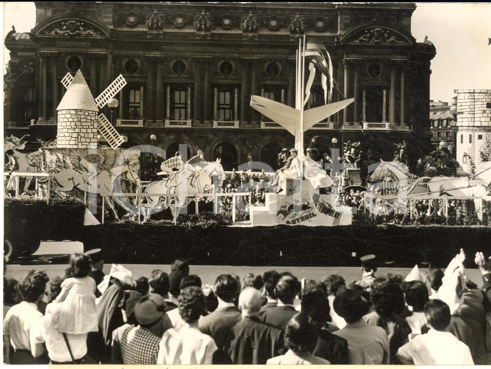 1955 ca PARIS Place de l'Opéra - Corso fleuri - Char "Le Tremblay" *Photo 18x13