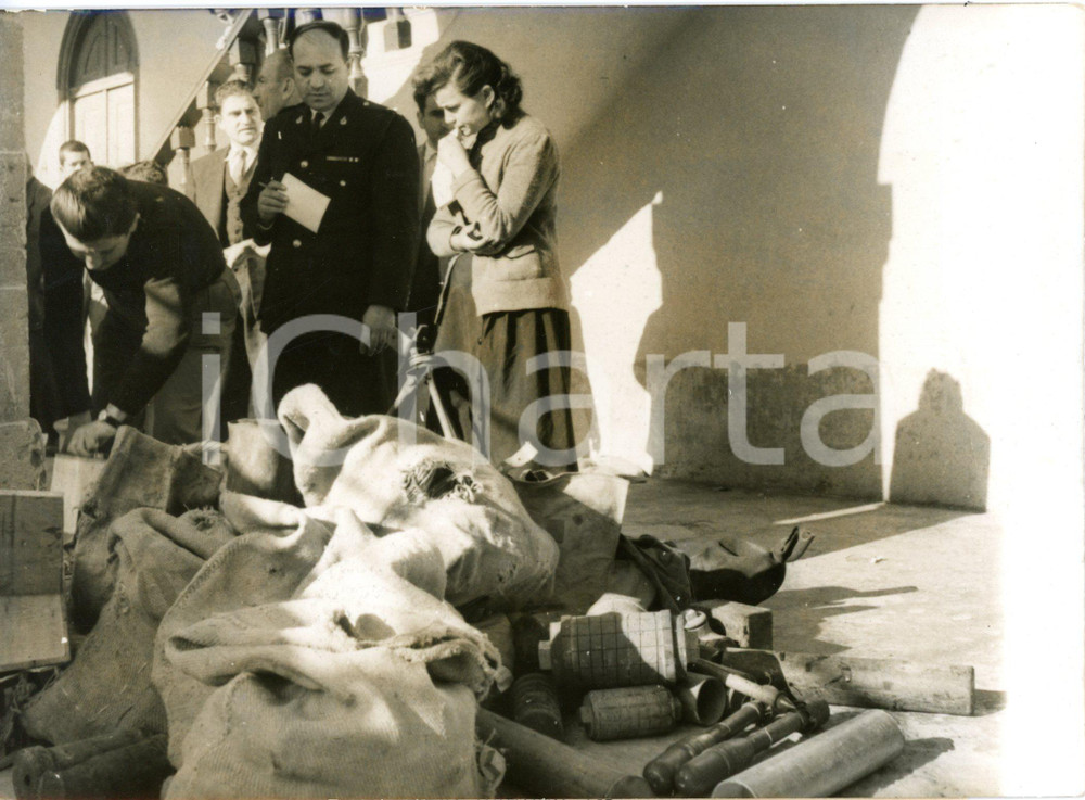 1959 NICOSIA (CYPRUS) Greek Cypriot girl delivers EOKA terrorists arms *Photo