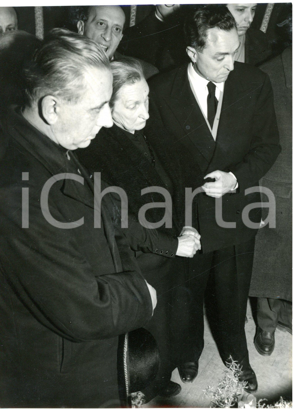 1956 MORBEGNO (SO) Funerali di Ezio VANONI - Familiari seguono il feretro *Foto