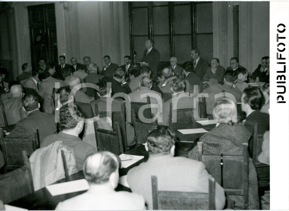 1955 ROMA PALAZZO DELLE FINANZE Ezio VANONI in conferenza stampa con giornalisti