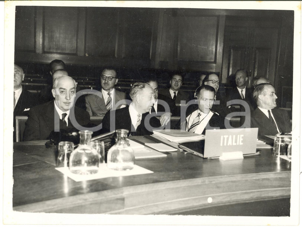 1954 LONDON Currency conference - Ezio VANONI with the Italian delegation *Photo