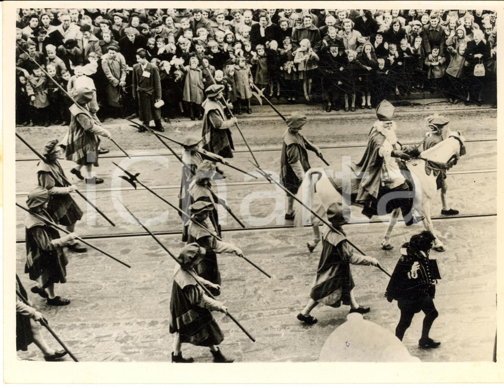 1953 AMSTERDAM Children looking St. Nicholas procession through the streets