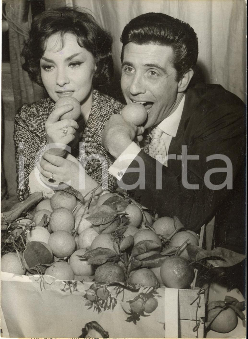 1959 PARIS Gina LOLLOBRIGIDA e Gilbert BECAUD vincono gli agrumi dei giornalisti