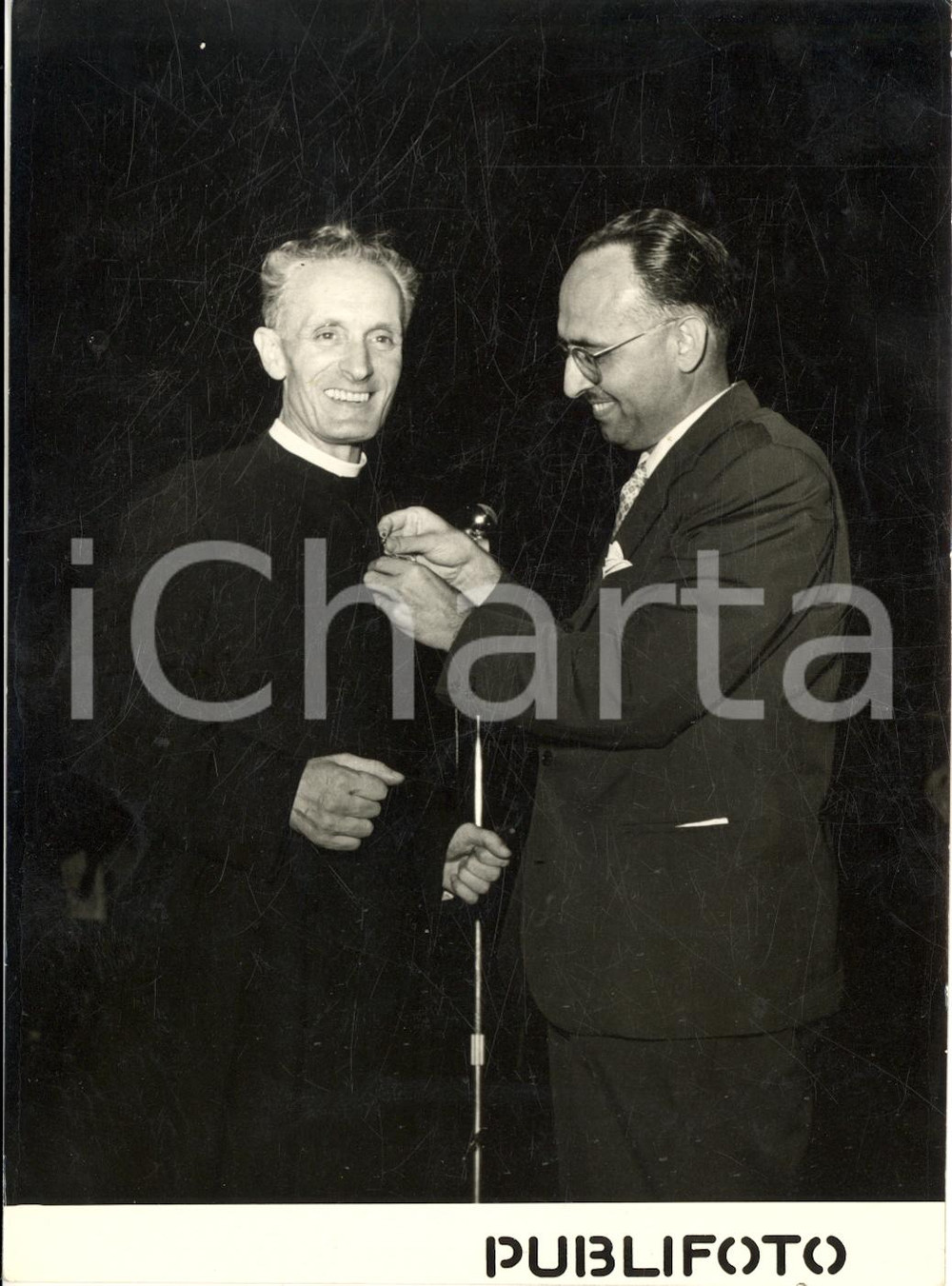 1954 ROMA Raduno Mutilatini - Don Carlo GNOCCHI riceve medaglia d'oro - Foto