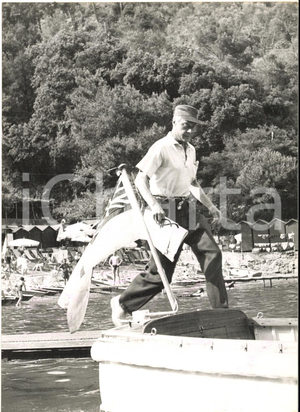 1955 PORTOFINO Duca di WINDSOR a bordo del panfilo CALISTO *Foto 13x18 cm Fotografia d'epoca con didascalia coeva al verso.CONDIZIONI: FAIR (lievi sovraimpressioni circolari)FORMATO: 13x18 cm      originale e autentica 1