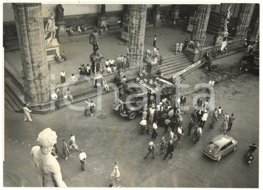 1957 FIRENZE Passaggio della maxi padella di Camogli diretta sul lago Trasimeno