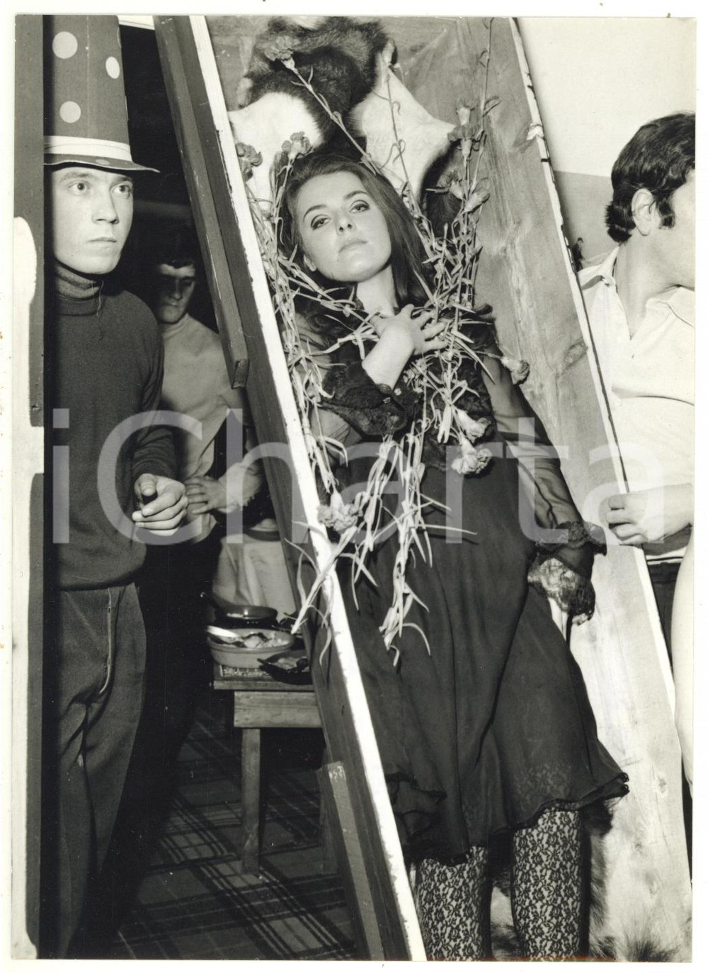 1968 CORTINA D'AMPEZZO - Gangster party - Ambra TRIOSSI in una cassa da morto