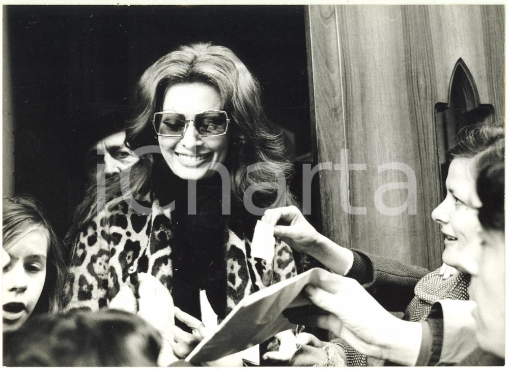1968 BOLOGNA Ristorante Al Pappagallo - Sophia LOREN concede autografi *Foto