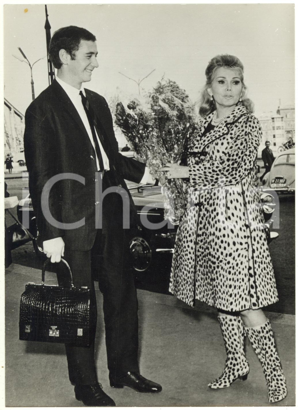 1968 BUDAPEST - L'attrice Zsa Zsa GÁBOR riceve un mazzo di fiori da un parente