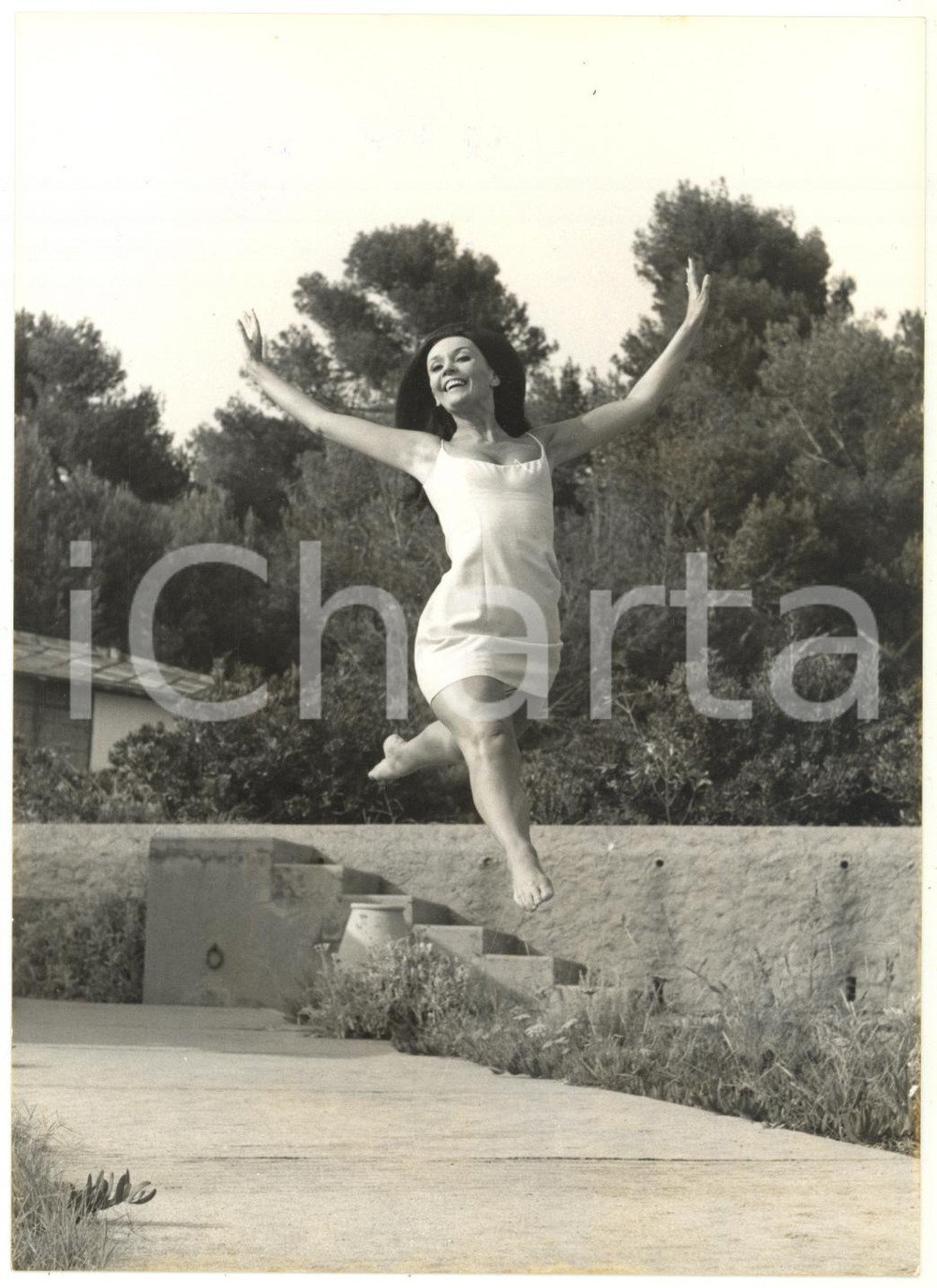 1968 ANTIBES Hôtel du Cap-Eden-Roc - Ludmilla TCHÉRINA danza in giardino *Foto