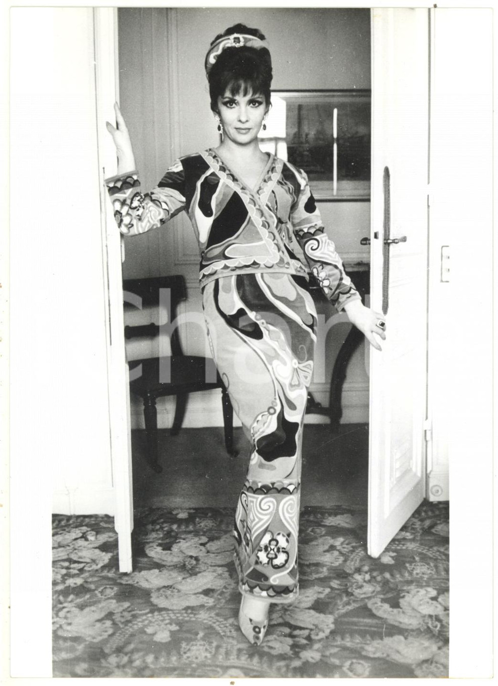 1967 LONDON Gina LOLLOBRIGIDA indossa abito di Emilio PUCCI per un ricevimento