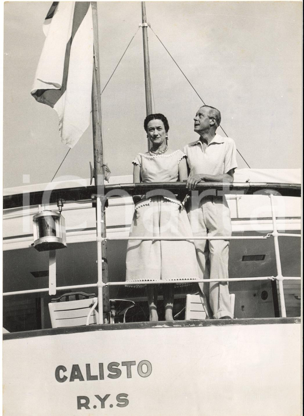 1955 PORTOFINO Arrivo Duca di WINDSOR e Wallis SIMPSON sul panfilo CALISTO ^Foto Fotografia d'epoca, con didascalia coeva al verso.CONDIZIONI: FAIR (difetti di stampa)FORMATO: 18x24 cm     originale e autentica 1