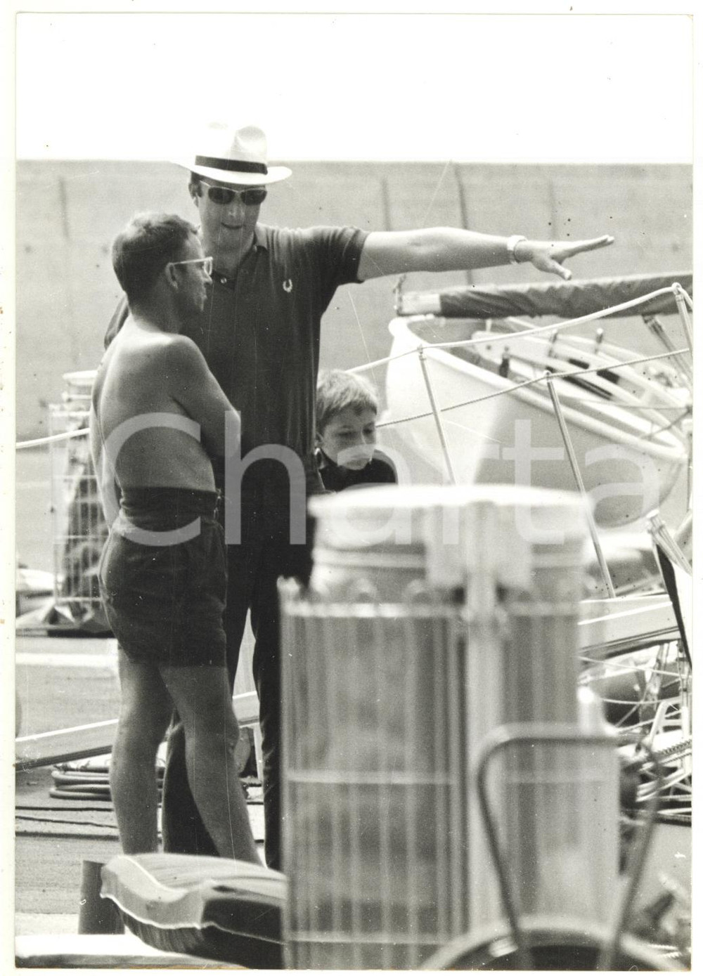 1967 JUAN-LES-PINS - Principe Alberto di Liegi parla con marinaio del suo yacht
