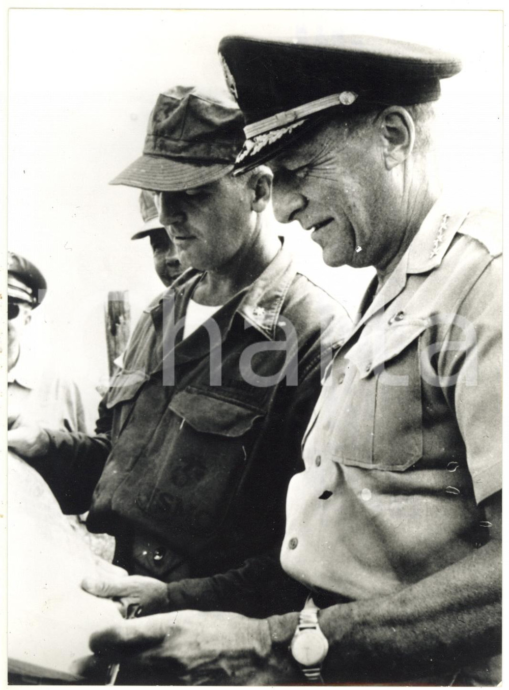 1962 LAOS - GUERRA DEL VIETNAM - Gen. Paul HARKINS studia la carta geografica