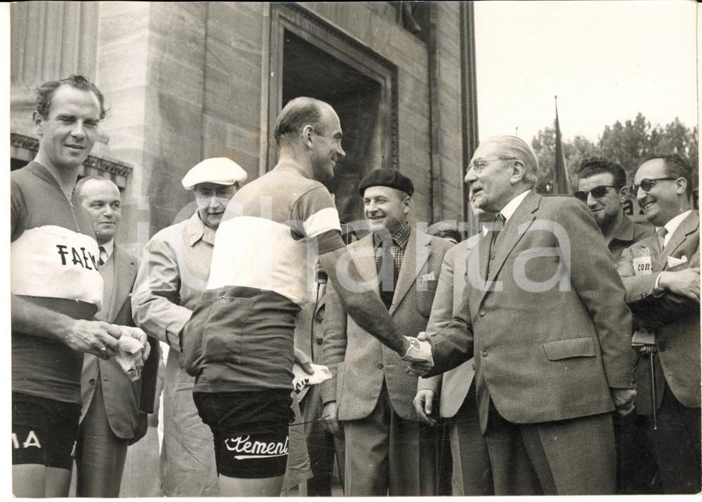 1955 CICLISMO GIRO D'ITALIA MILANO Fiorenzo MAGNI e il sindaco Virgilio FERRARI