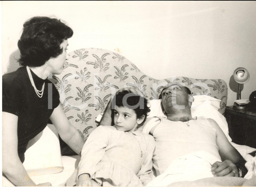 1956 GIRO D'ITALIA LIVORNO Fiorenzo MAGNI riceve la moglie e la figlia *Foto