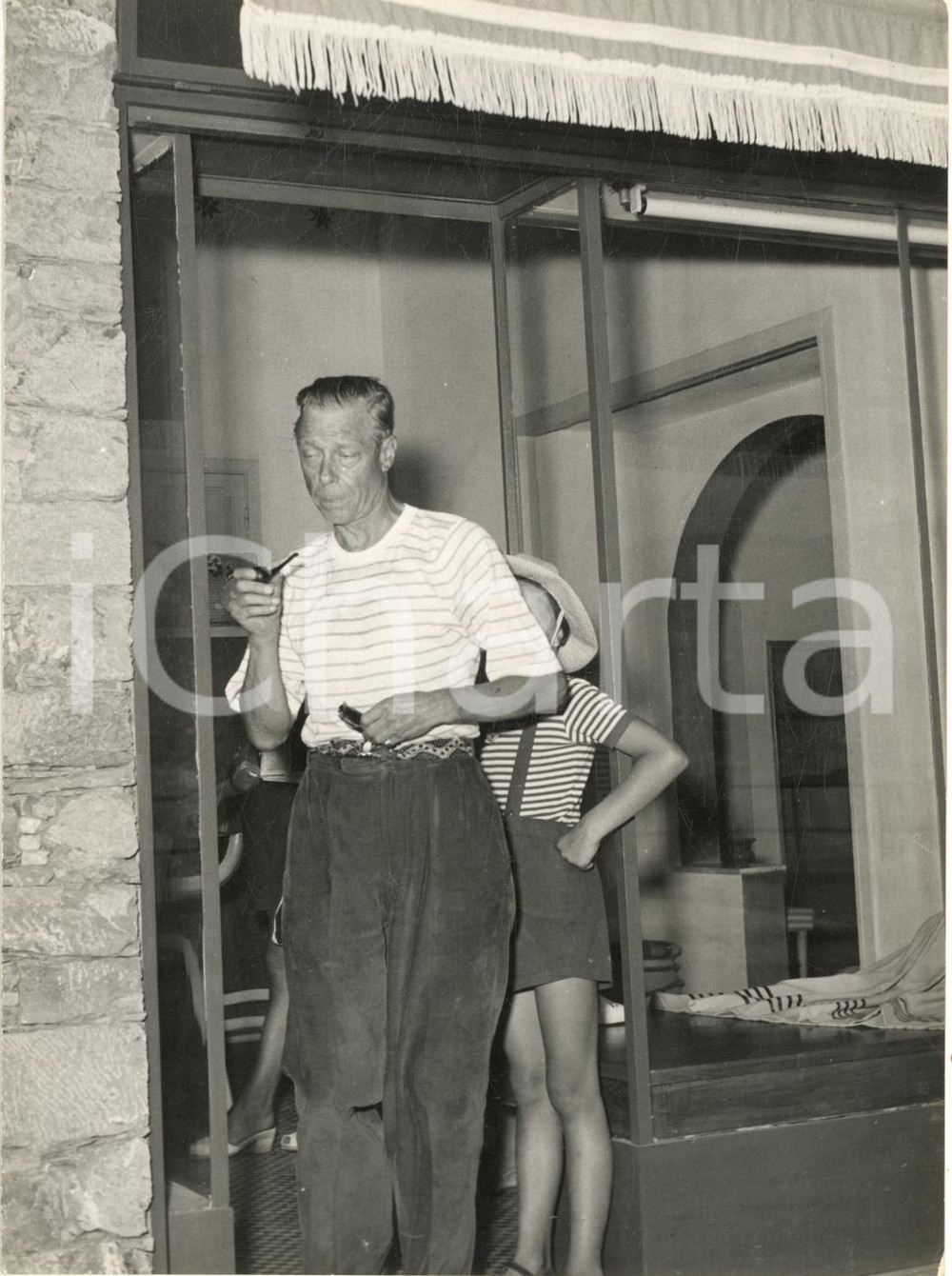 1954 SANTA MARGHERITA LIGURE Duca Edoardo di WINDSOR all'uscita da un negozio