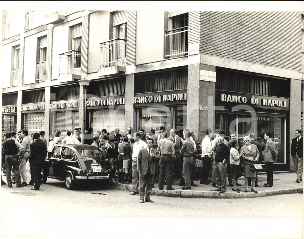 1967 MILANO Largo Zandonai - Folla al BANCO DI NAPOLI dopo rapina CAVALLERO
