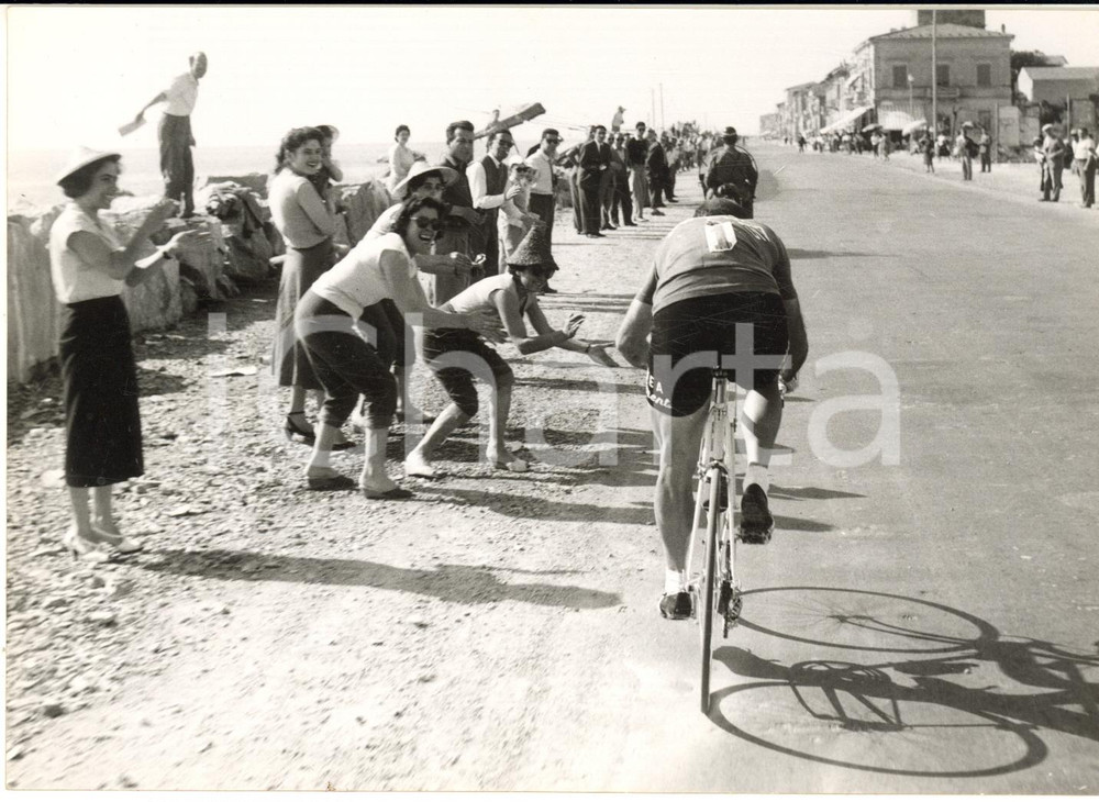 1955 ca CICLISMO GIRO D'ITALIA Tifose sul lungomare per Fiorenzo MAGNI *Foto