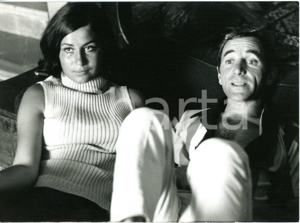 1964 SAINT-TROPEZ - Charles AZNAVOUR in vacanza con un'amica *Foto 18x13