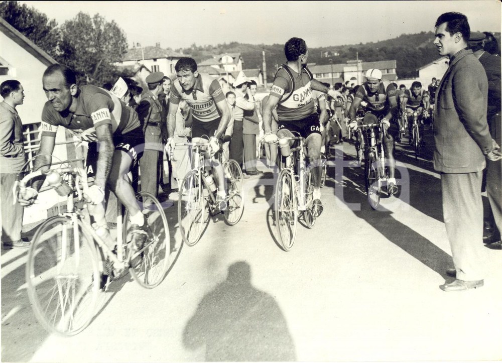 1953 CICLISMO TRE VALLI VARESINE Fiorenzo MAGNI guida il gruppo - Foto 18x13