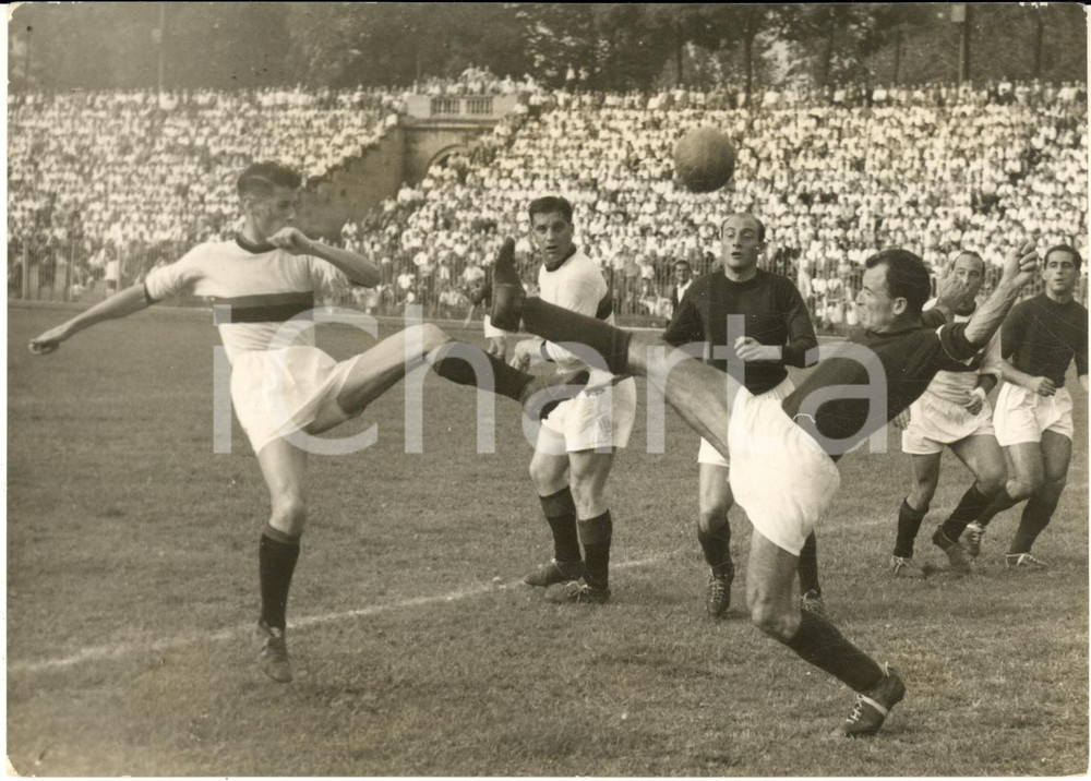 1955 ca CALCIO Precampionato - MILAN-BOLOGNA - Juan Alberto SCHIAFFINO in azione
