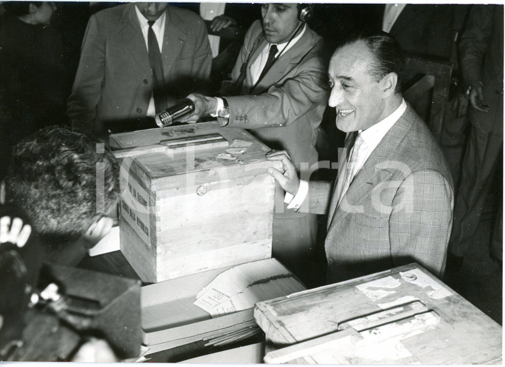 1953 ROMA Elezioni politiche - Totò alle urne *Fotografia 18x13 cm  Fotografia d'epoca con didascalia dattiloscritta coeva.   CONDIZIONI: G (ma sovraimpressione circolare e lievi piegature al margine sinistro, minimi difetti di stampa) FORMATO: 18x13 cm     originale e autentica 1
