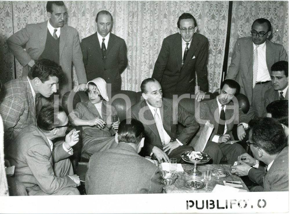 1955 ROMA - TOTÒ e Franca FALDINI durante una conferenza stampa *Foto