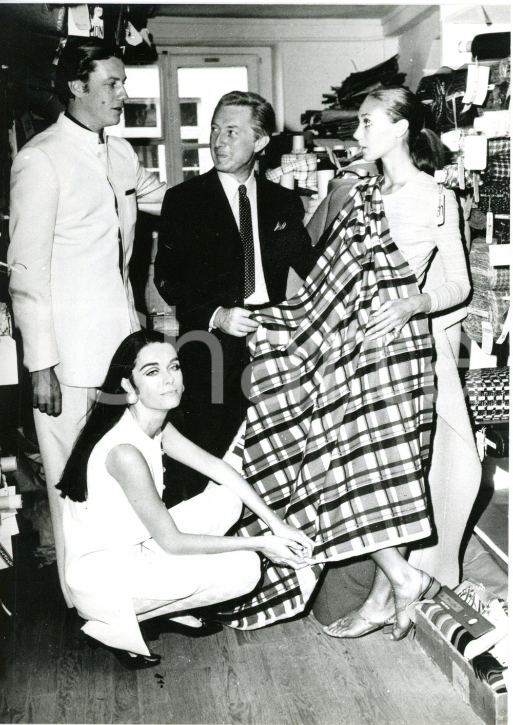 1967 PARIS Bernard LANVIN e Marisa BERENSON mostrano collezione autunno-inverno