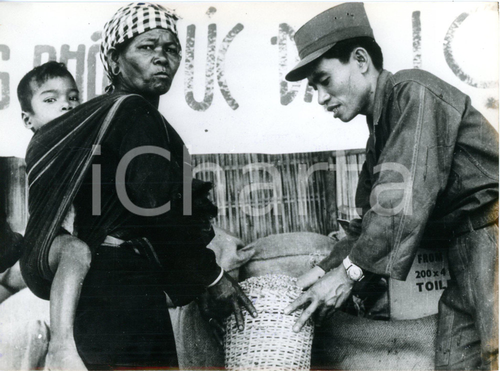 1970 ca GUERRA DEL VIETNAM Soldato australiano consegna cibo a una donna *Foto