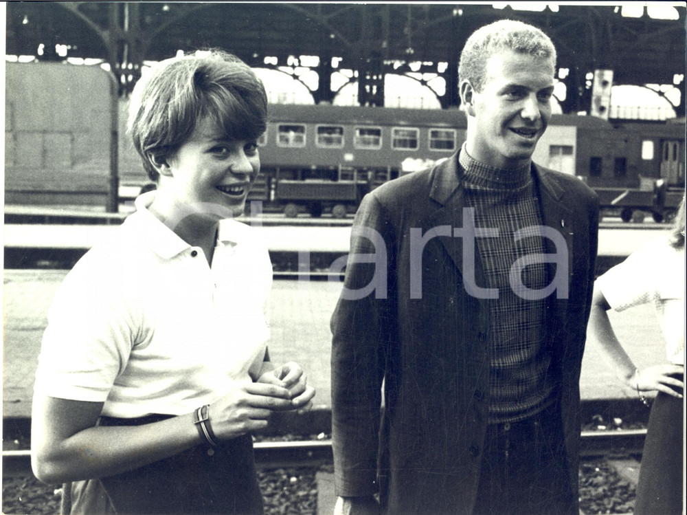 1966 MILANO Anna BENECK e Klaus DIBIASI in partenza per gli Europei di nuoto