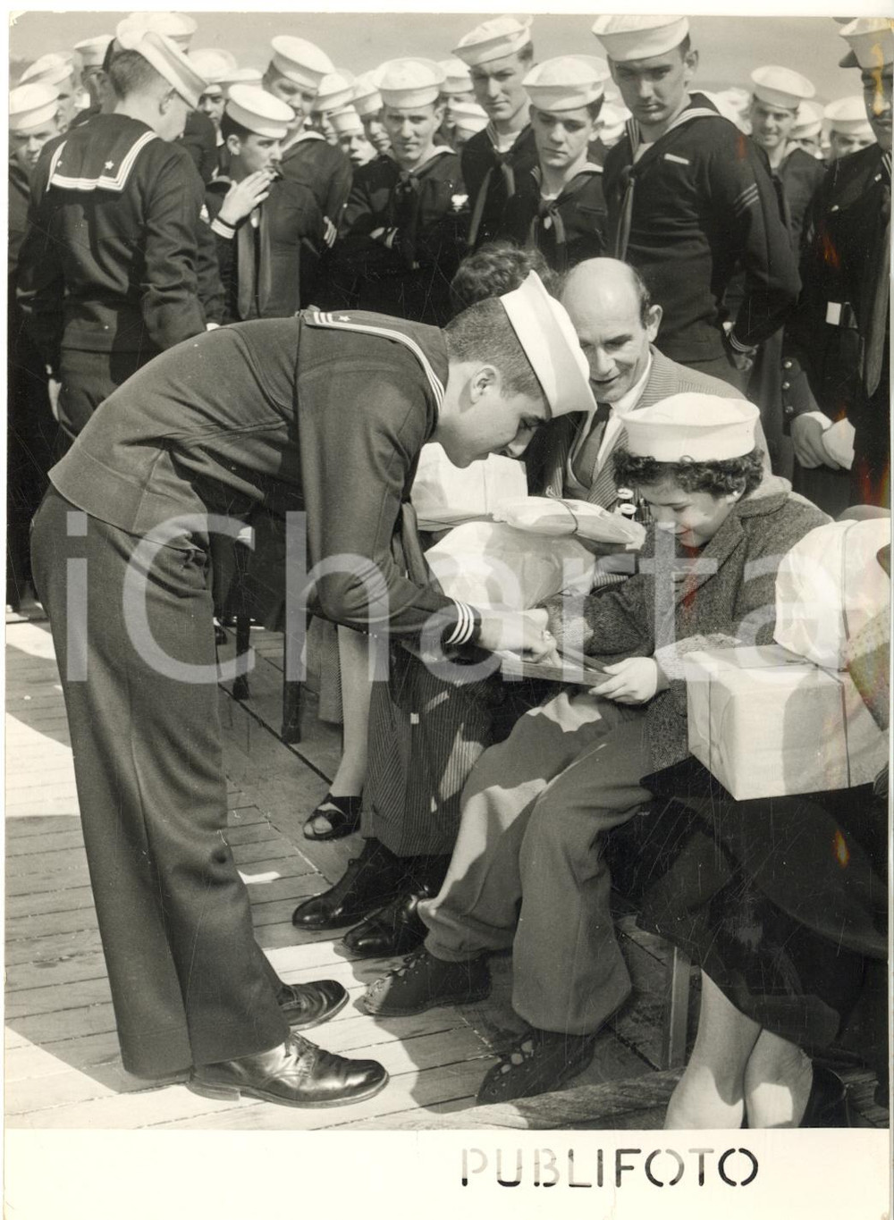 1954 GENOVA Bambina poliomielitica tra i marinai della nave NEWPORT *Foto 13x18