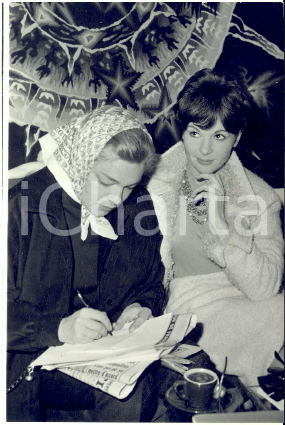 1961 PARIS Simone SIGNORET donne à Françoise ARNOUL une lettre pour Yves MONTAND