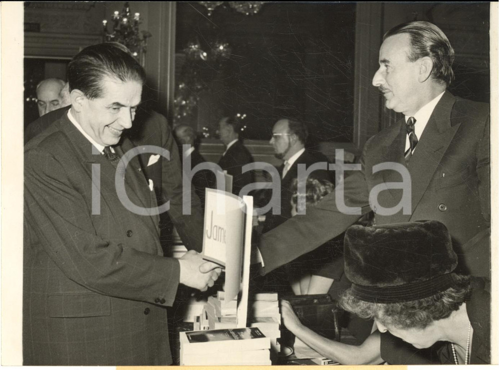 1960 PARIS Palais d'Orsay - Edmond MICHELET avec James HADLEY-CHASE - Photo