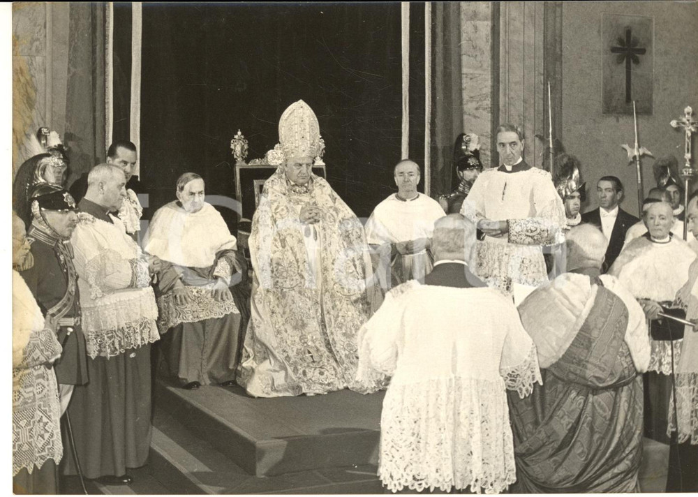 1960 ca ROMA Papa Giovanni XXIII durante una cerimonia religiosa *Foto