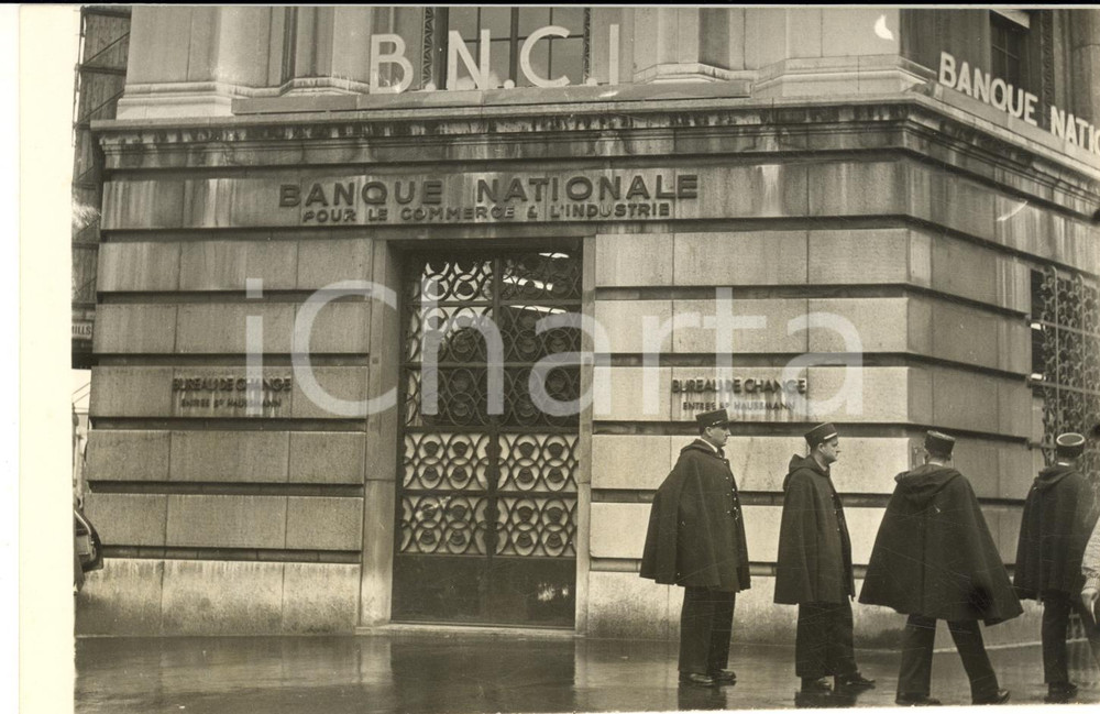 1957 PARIS Grève des banques - Agents devant le siège B.N.C.I. *Photo 18x12