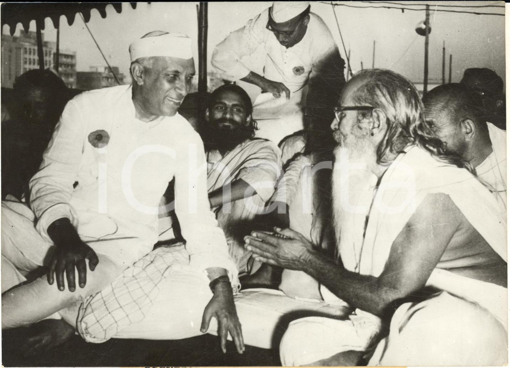 1959 NEW DELHI (INDIA) Jawaharlal NEHRU con il sadhu Vedanti Padarathi Das *Foto