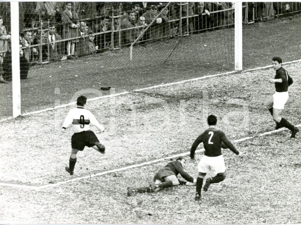 1957 MILANO CALCIO Serie A Milan-Bologna 1-0 - Parata di Anselmo GIORCELLI *Foto