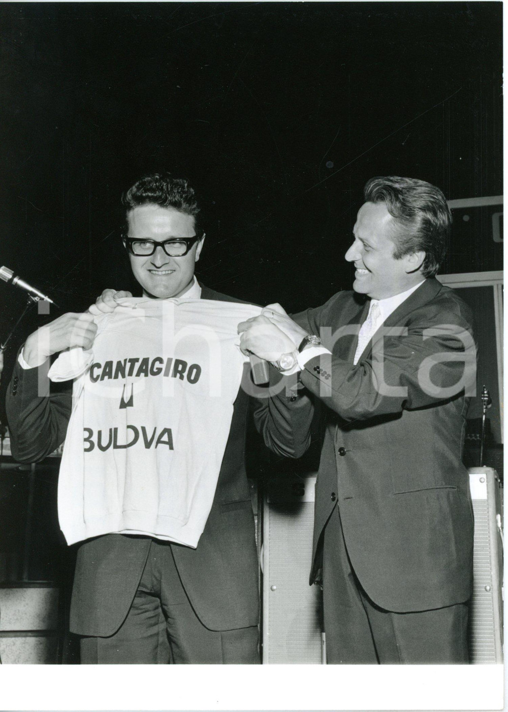 1968 CANTAGIRO - Jimmy FONTANA riceve la maglia rosa dopo la vittoria *Foto