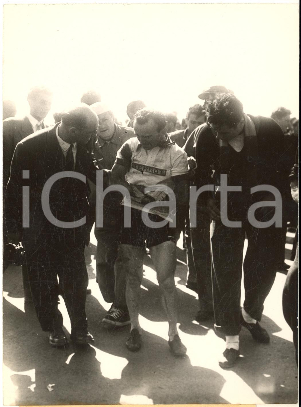 1953 CYCLISME TOUR DE FRANCE CAEN Jean ROBIC blessé à l'épaule - Photo 13x18 cm