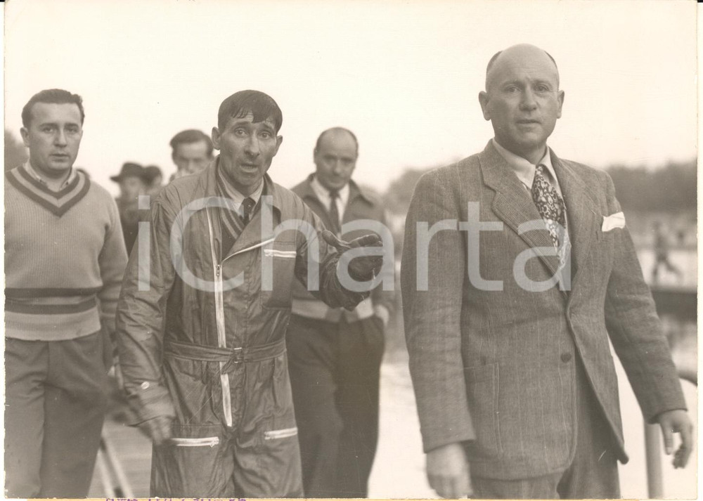 1953 PARIS Salon Nautique - Jean ROUSSEAU après sa plongée dangereuse *Photo