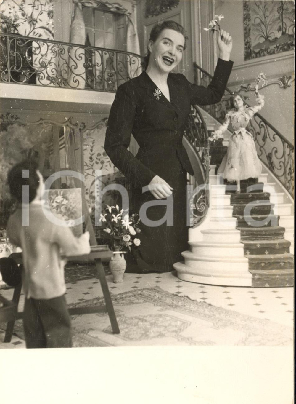 1953 PARIS Quinzaine Faubourg Saint-Honore- Line RENAUD chante 'Ma petite folie'