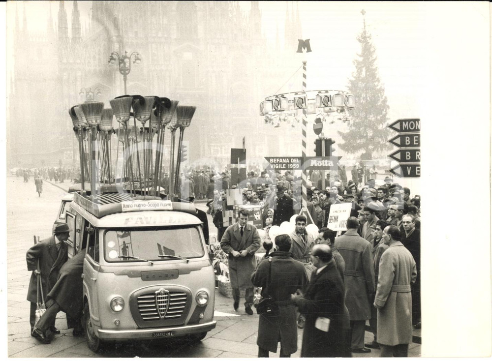 1959 MILANO Piazza Duomo - Befana del Vigile - Scope FAVILLA e panettoni MOTTA