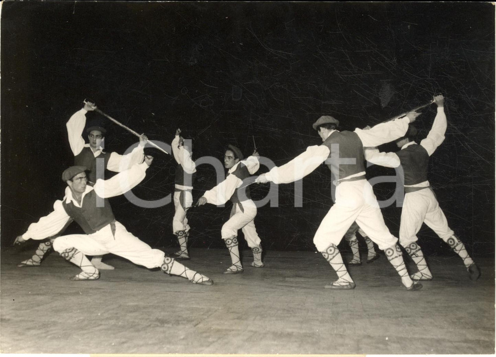 1953 PARIS Théâtre des Champs-Élysées - Ballets Basques "La danse du sabre"