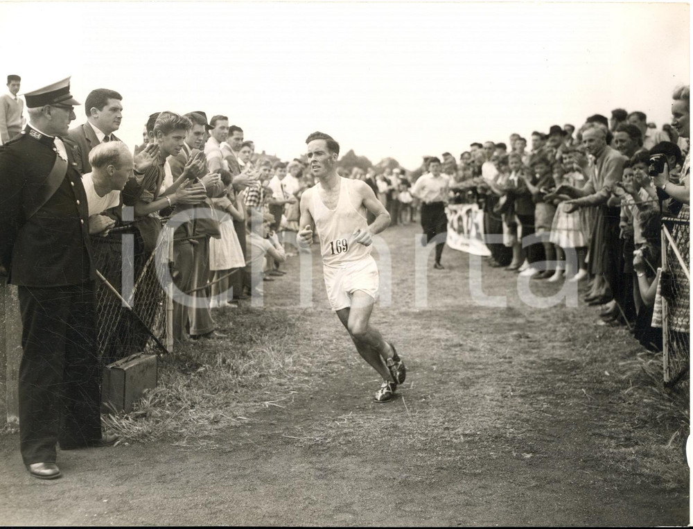 1959 LONDON CHISWICK Denis O'GORMAN wins his first marathon race *Photo