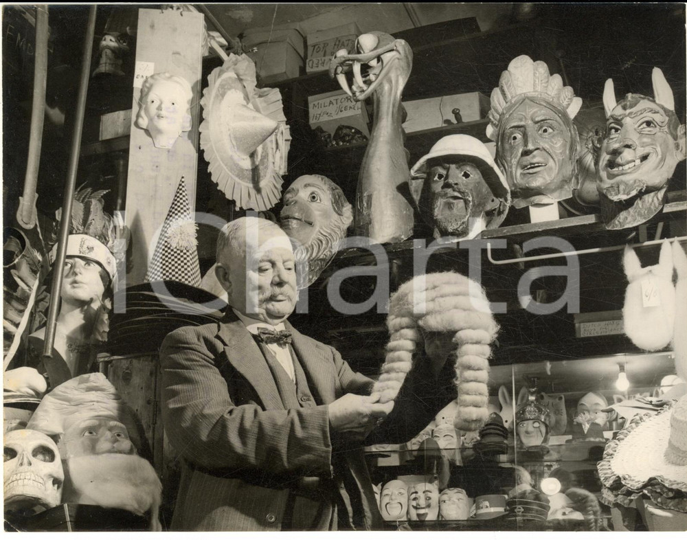 1953 BRISTOL Mr. W. GIG at his store for Carnival business *Photo 20x15 cm