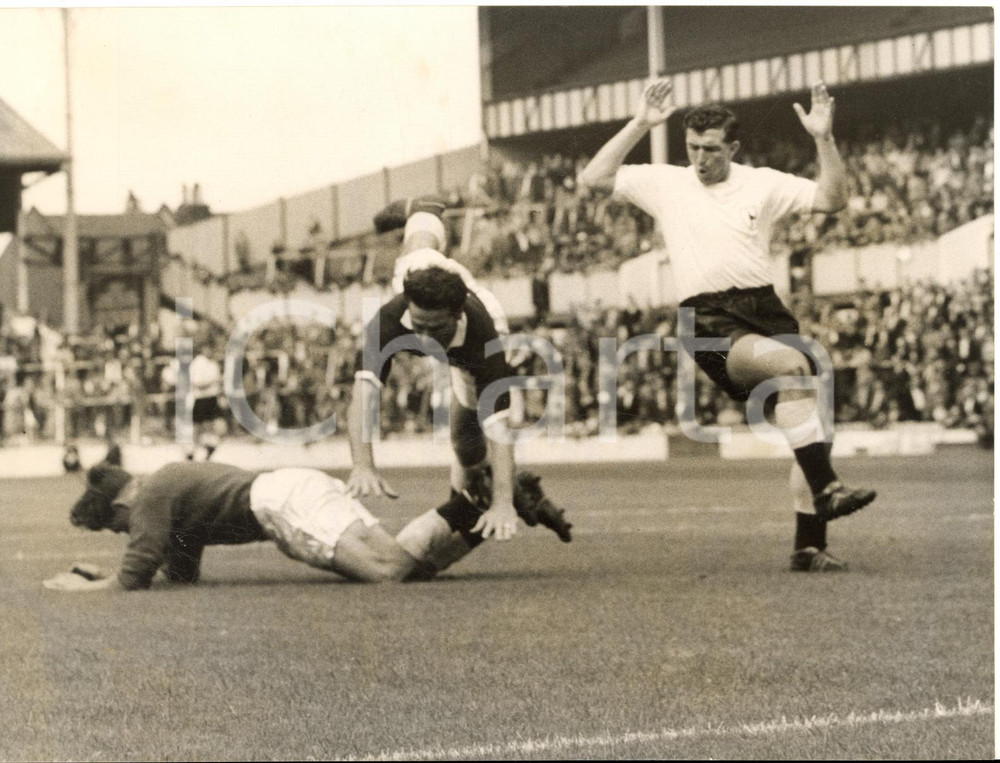 1958 LONDON FOOTBALL Tottenham Hotspur trial match - Defence in a mix-up *Photo