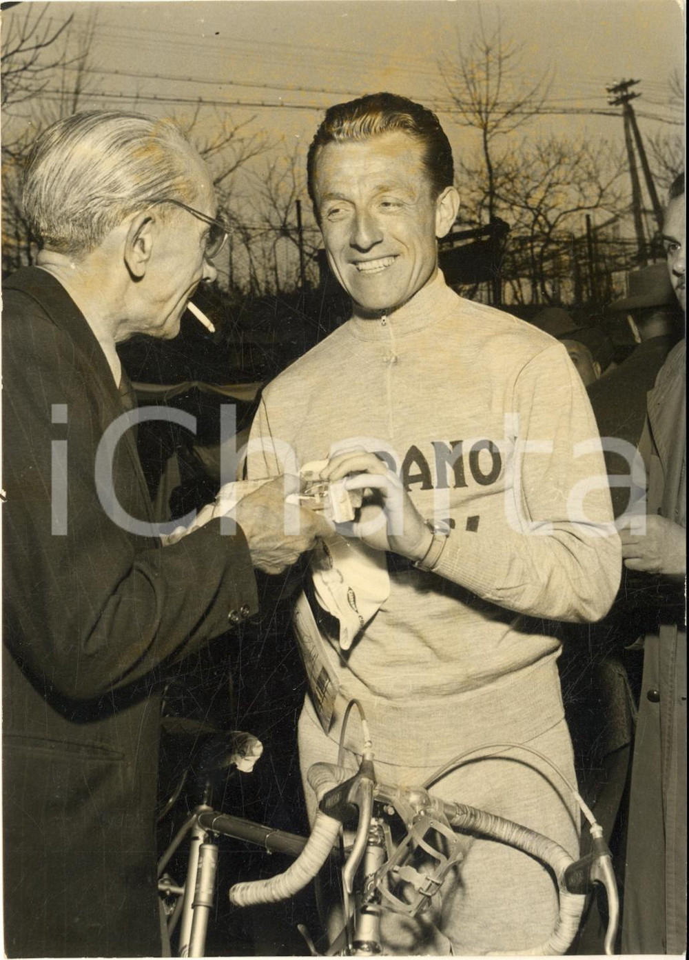 1957 CICLISMO MILANO-TORINO Fred DE BRUYNE alla punzonatura - Foto 13x18 cm