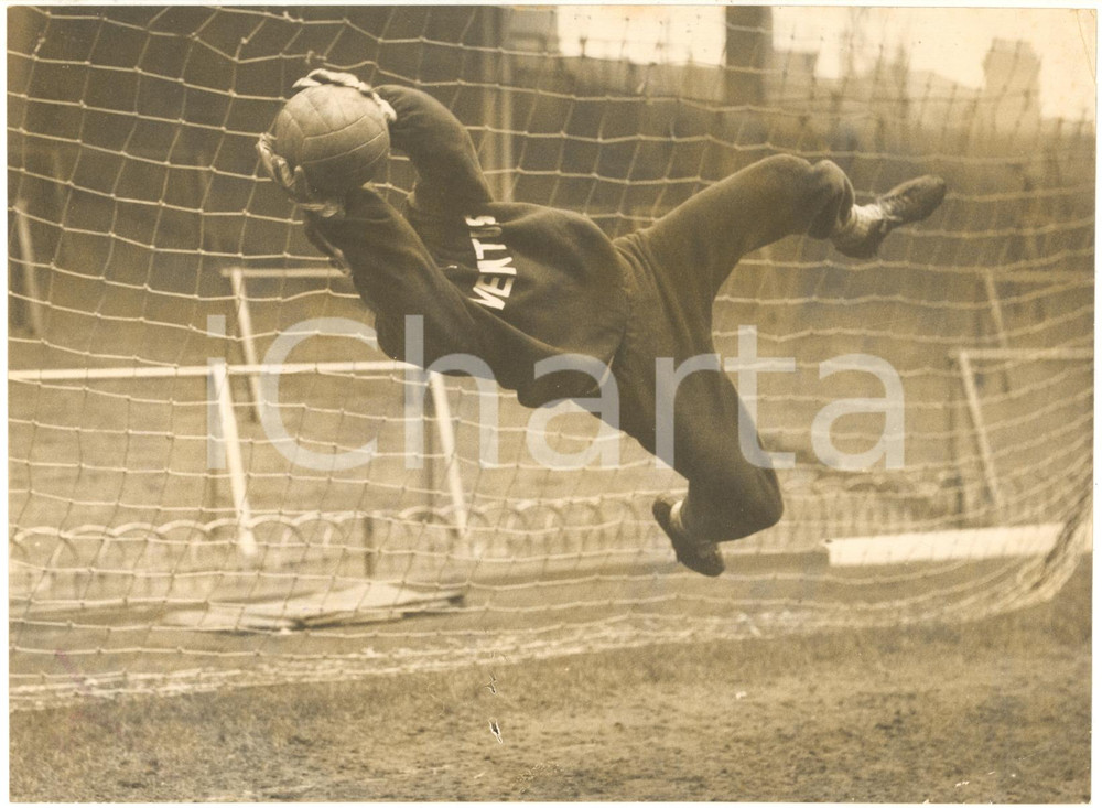 1957 LONDON Parata di Carlo MATTREL portiere JUVENTUS in allenamento *Foto